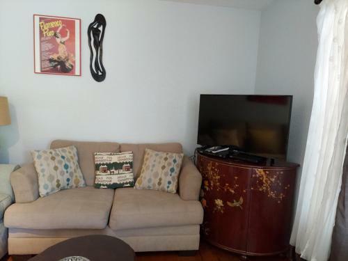 Englewood Cozy Comfy Home B