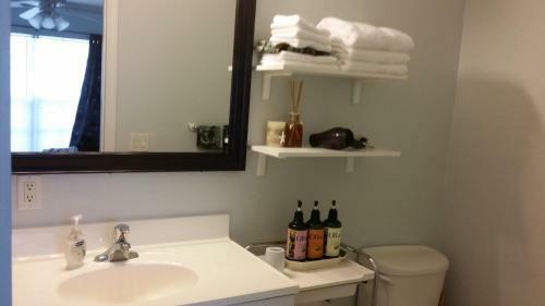 Englewood Cozy Comfy Home B