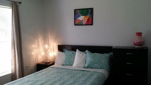 Englewood Cozy Comfy Home B