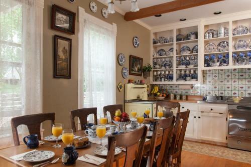 Posada Thorp House Inn & Cottages