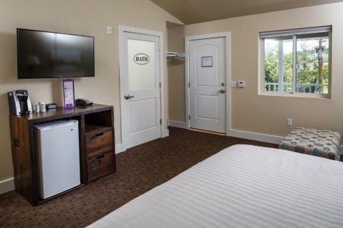 Julie's Park Cafe & Motel