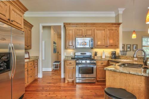 East Ashley Avenue 1008 - The Okeanos Home