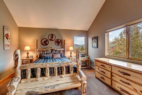 Western Lodge-style Home