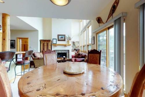 Water Dance Lakeside