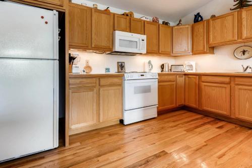 Three-bedroom Townhome 807b At Lake Point Court