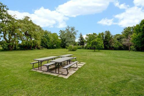 Motel Canada's Best Value Inn Burlington