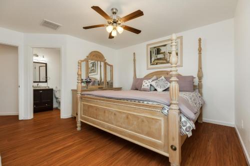 Cottage By The Pier - Sand Dollar