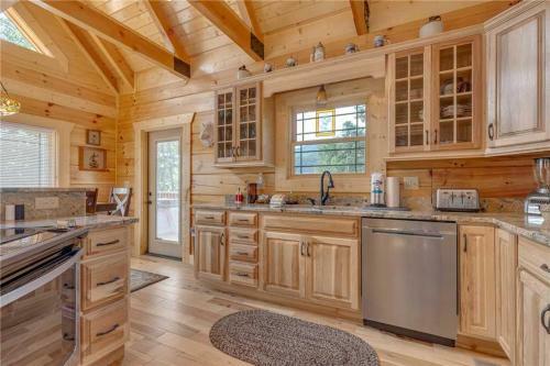Lone Wolf Lodge, 3 Bedrooms, Mountain View, Pool Access, Wifi, Sleeps 10