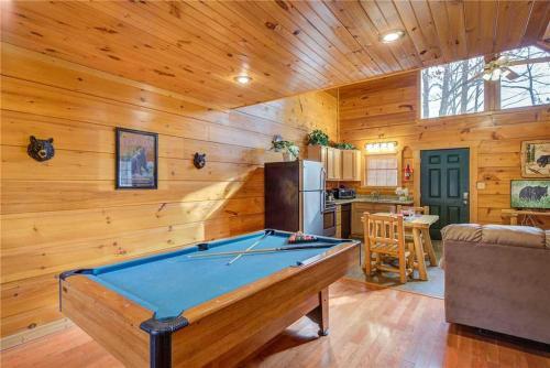 Bearadise, 1 Bedroom, Pool Table, Wifi, Hot Tub, Sleeps 2