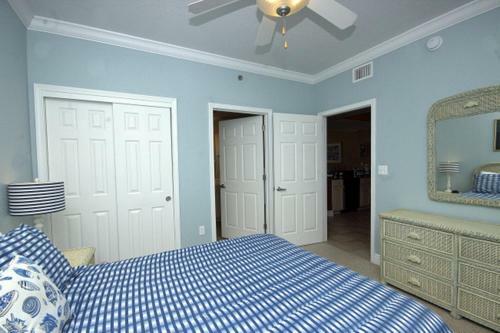 Crystal Shores West 1007 Apartment