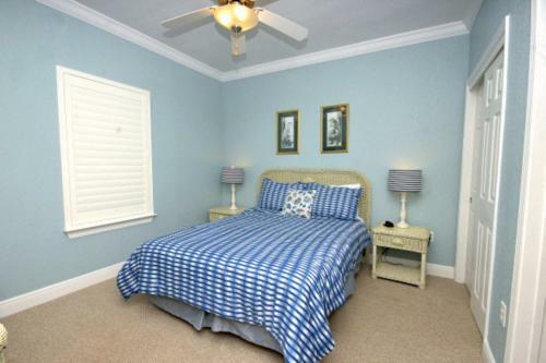 Crystal Shores West 1007 Apartment