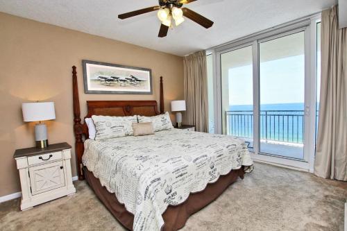 Colonnades 1202 Apartment