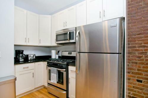 Boho-chic Three Bedroom Apartment Minutes To Nyc