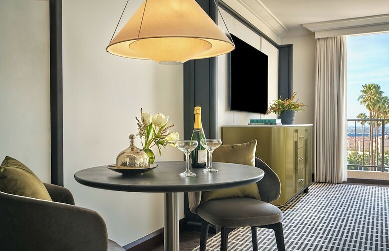 Hotel Island Newport Beach