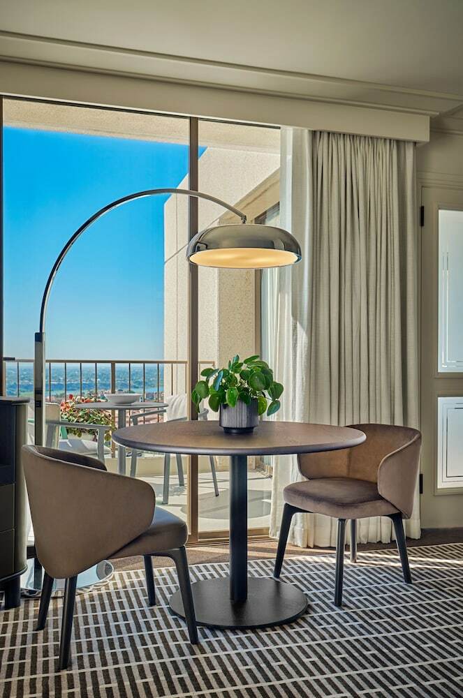 Hotel Island Newport Beach