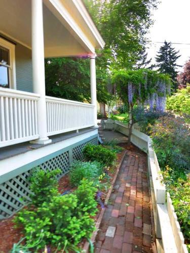 Pendy Pl-rvr/mtn Vw-4br/2ba