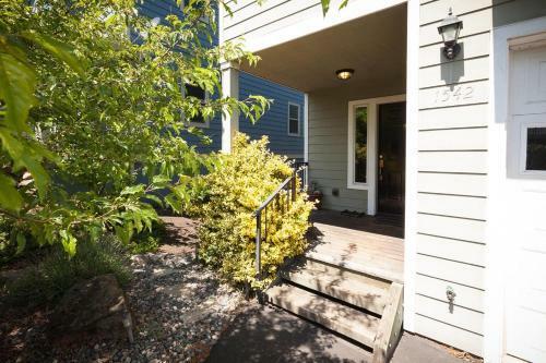 Adamsview-rvr/mtn Vws-3br/2b