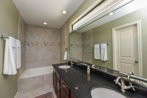 Apartamento Centrally Located(eado) Condo W/balcony- Sleeps 12