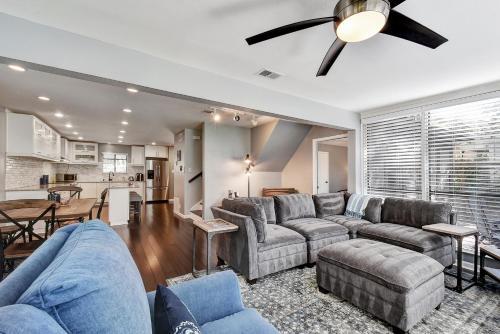 6107 Hudson Bend Rd Home