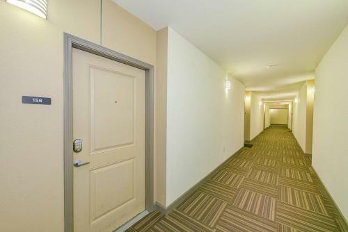 Apartamento Waterfront, 2bed, 2bath Downtown | Pool And Gym Access