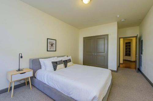 Apartamento Waterfront, 2bed, 2bath Downtown | Pool And Gym Access