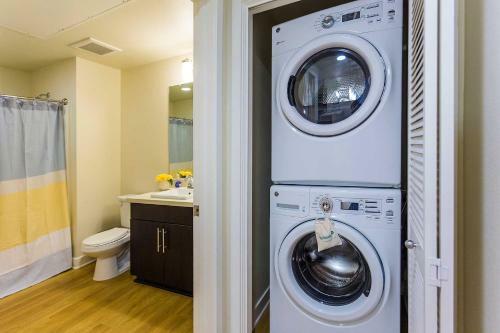 Homey 2 Br Apartment With Pool View