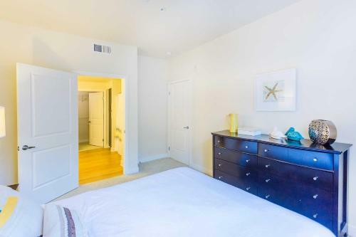 Homey 2 Br Apartment With Pool View