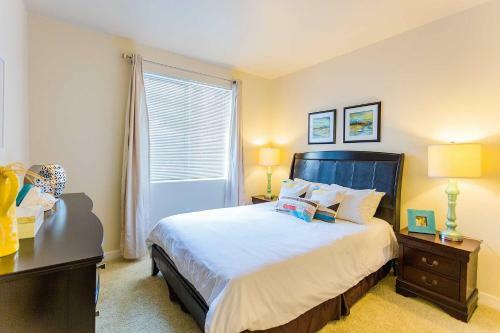 Homey 2 Br Apartment With Pool View