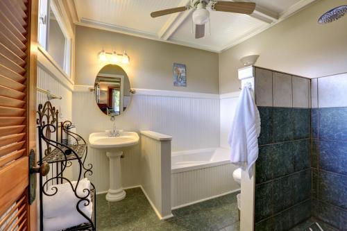 Halama Hale - Four Bedroom Home