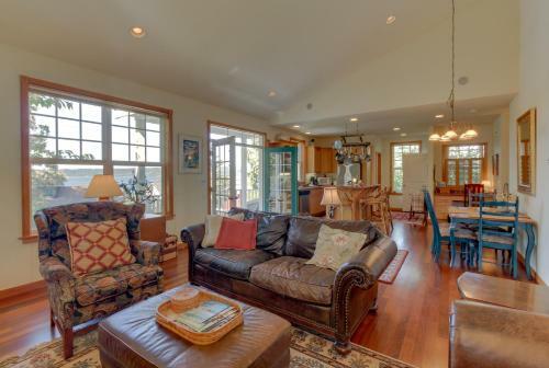 Classic Carriage House In Langley