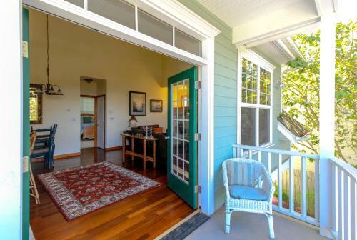 Classic Carriage House In Langley