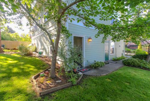 Classic Carriage House In Langley