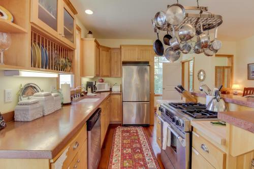 Classic Carriage House In Langley