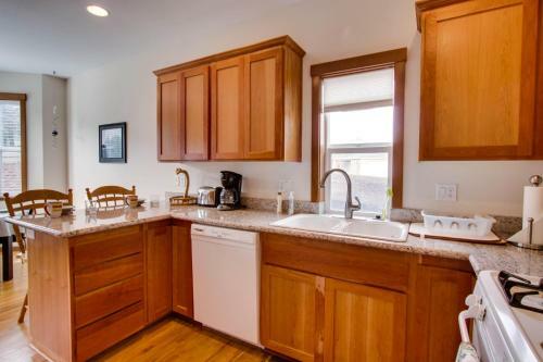Mountain View Coastal Retreat