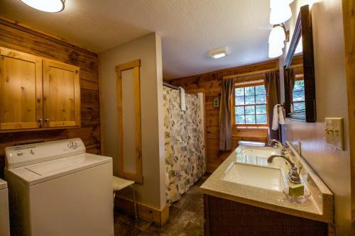 Dogwood - Hocking Hills Cabin