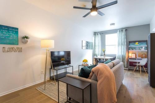 204 Sunset � Silverlake Sunset Apartment 7.45