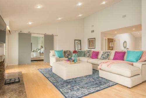 Hollywood Hills Home, Pool, Views, Lake