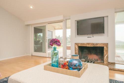 Hollywood Hills Home, Pool, Views, Lake
