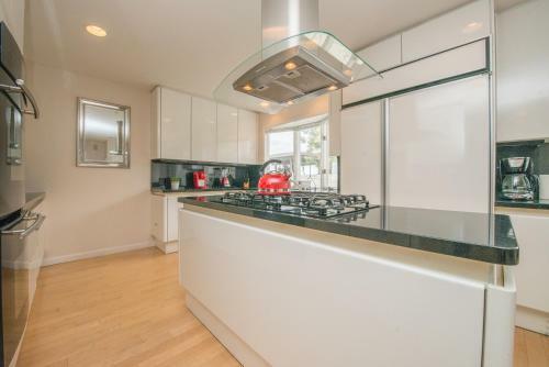 Hollywood Hills Home, Pool, Views, Lake