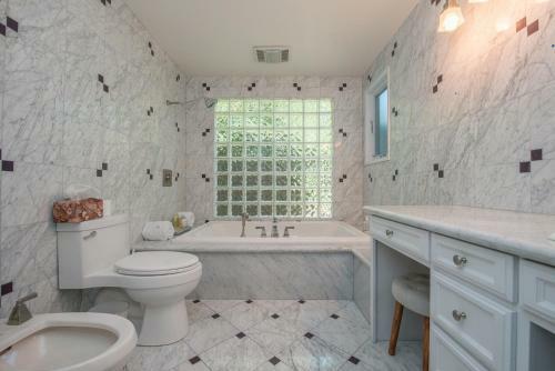 Hollywood Hills Home, Pool, Views, Lake
