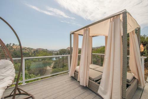 Hollywood Hills Home, Pool, Views, Lake