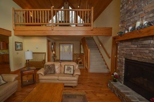 Mountain Top Lodge Four-bedroom Holiday Home