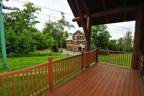 Touch The Sky Four-bedroom Townhome
