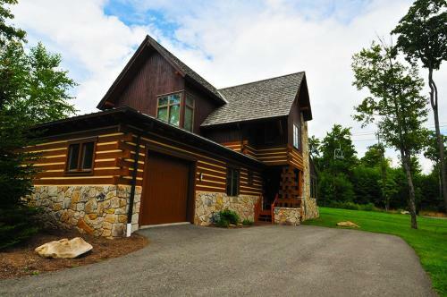 Touch The Sky Four-bedroom Townhome
