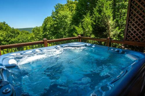 Wisp' N Away Five-bedroom Holiday Home