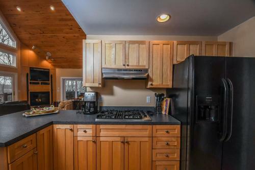 Wisp' N Away Five-bedroom Holiday Home