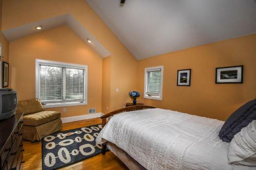 Wisp' N Away Five-bedroom Holiday Home