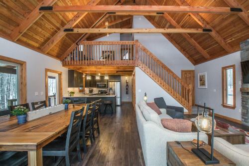 Mountain Crest Villa Five-bedroom Holiday Home