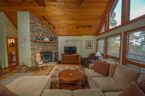 Lake Reflections Four-bedroom Holiday Home