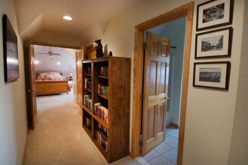 Moon Tower Four-bedroom Holiday Home